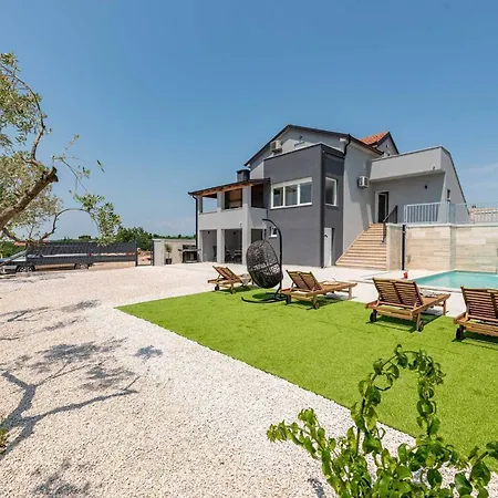 My Dalmatia - Pezer With Heated Swimming Pool, Sauna And Jacuzzi بيت للعطل