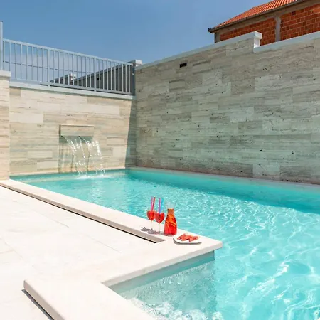 My Dalmatia - Pezer With Heated Swimming Pool, Sauna And Jacuzzi 度假居 *
