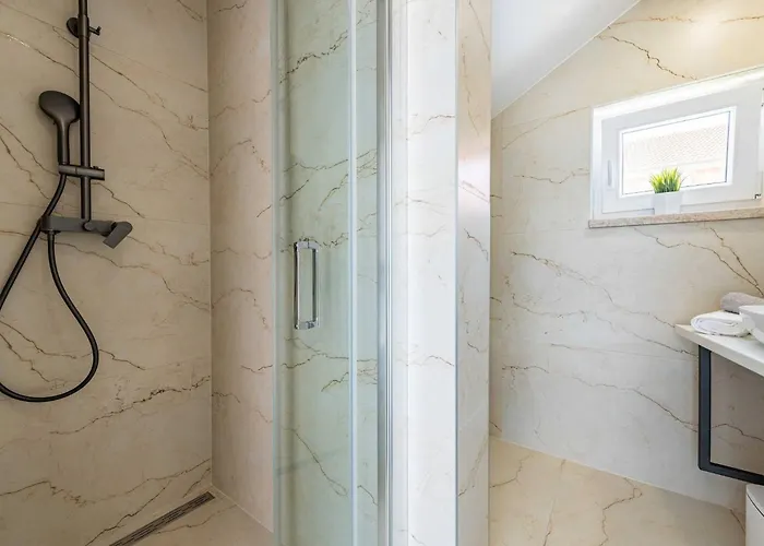 My Dalmatia - Pezer With Heated Swimming Pool, Sauna And Jacuzzi بيت للعطل