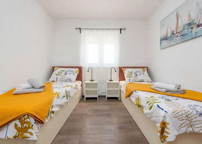 My Dalmatia - Pezer With Heated Swimming Pool, Sauna And Jacuzzi بيت للعطل *