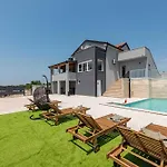 My Dalmatia - Pezer With Heated Swimming Pool, Sauna And Jacuzzi Prázdninový dům Benkovac