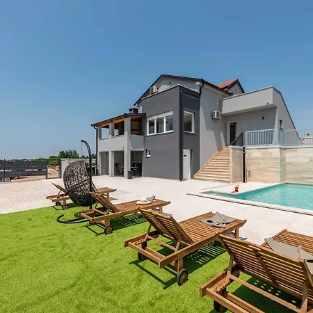 My Dalmatia - Pezer With Heated Swimming Pool, Sauna And Jacuzzi Feriehus Benkovac